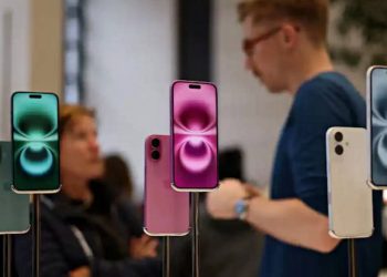 Apple Tops Global Smartphone Market in 2025