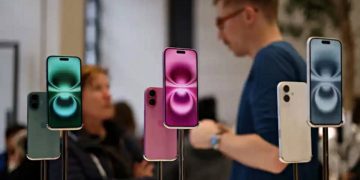 Apple Tops Global Smartphone Market in 2025