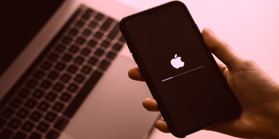 Apple iOS flaw